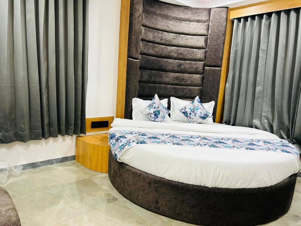 Hotel M Grand Ahmedabad Eksteriør billede