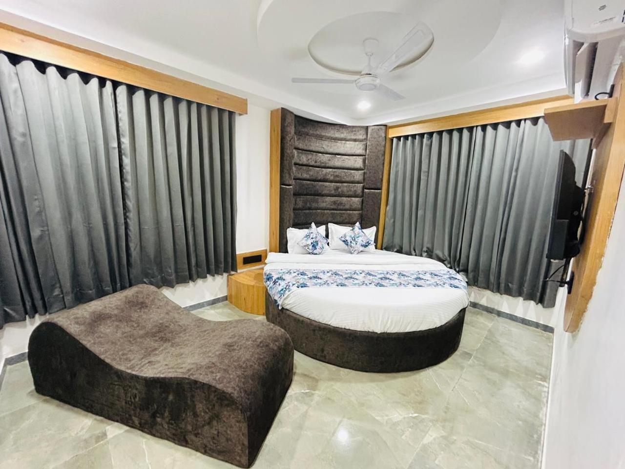 Hotel M Grand Ahmedabad Eksteriør billede