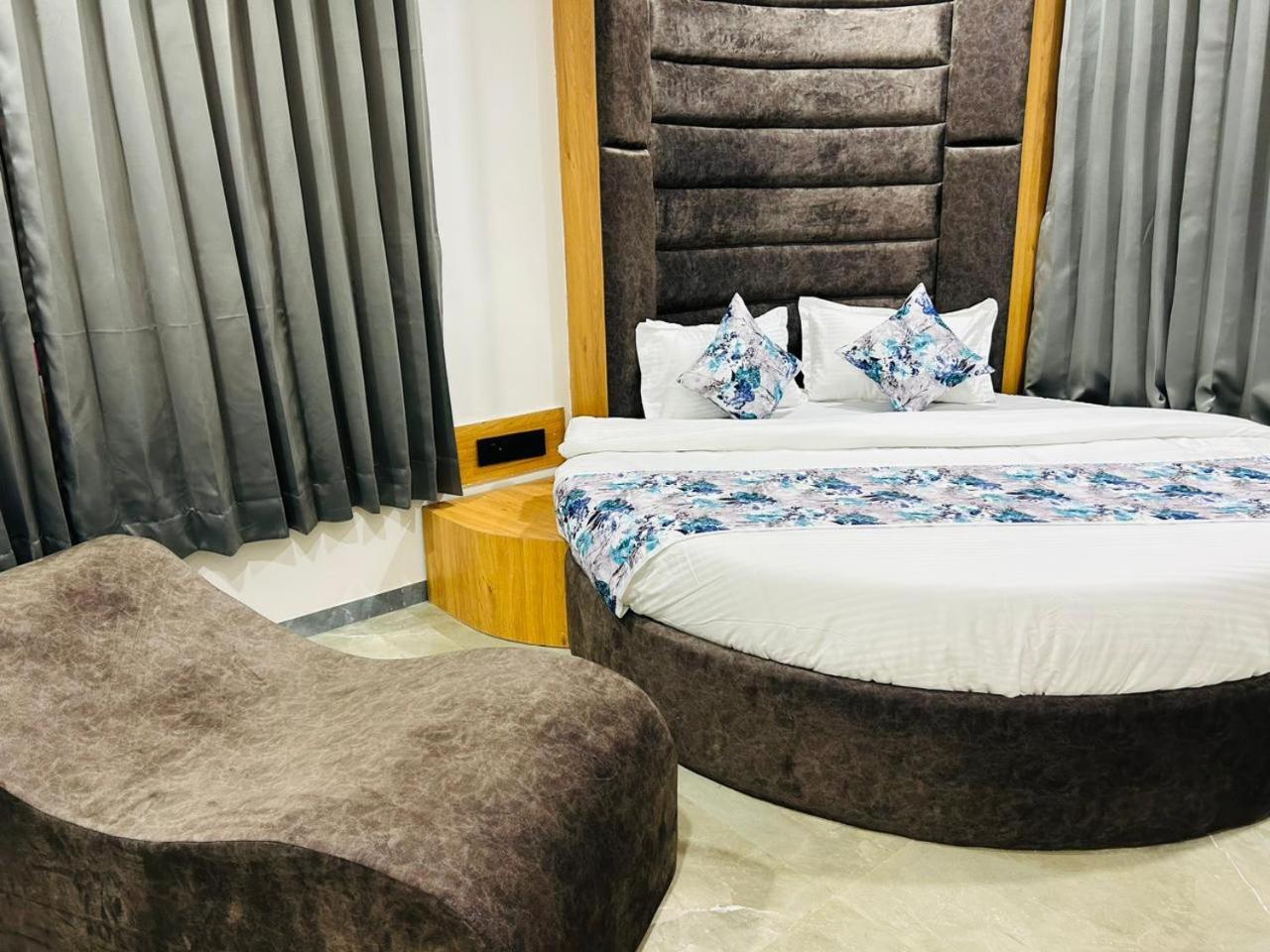 Hotel M Grand Ahmedabad Eksteriør billede
