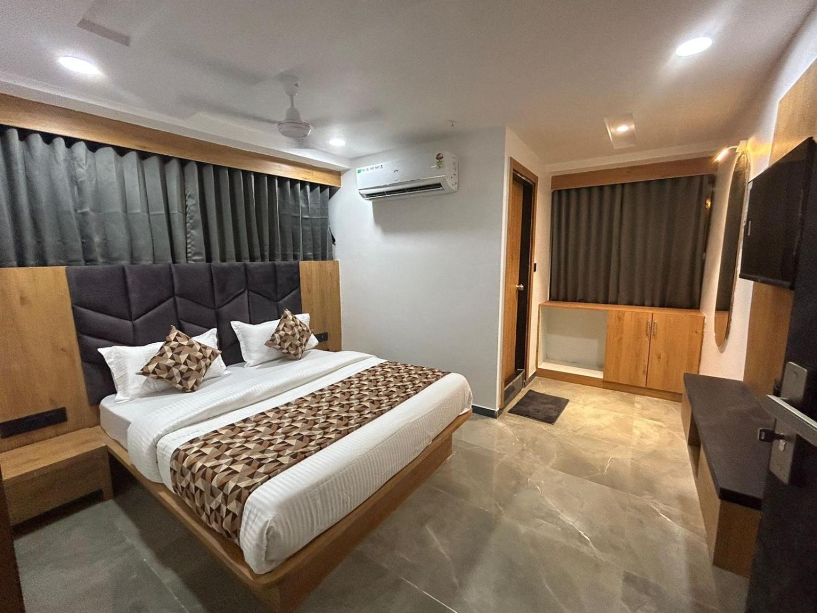 Hotel M Grand Ahmedabad Eksteriør billede