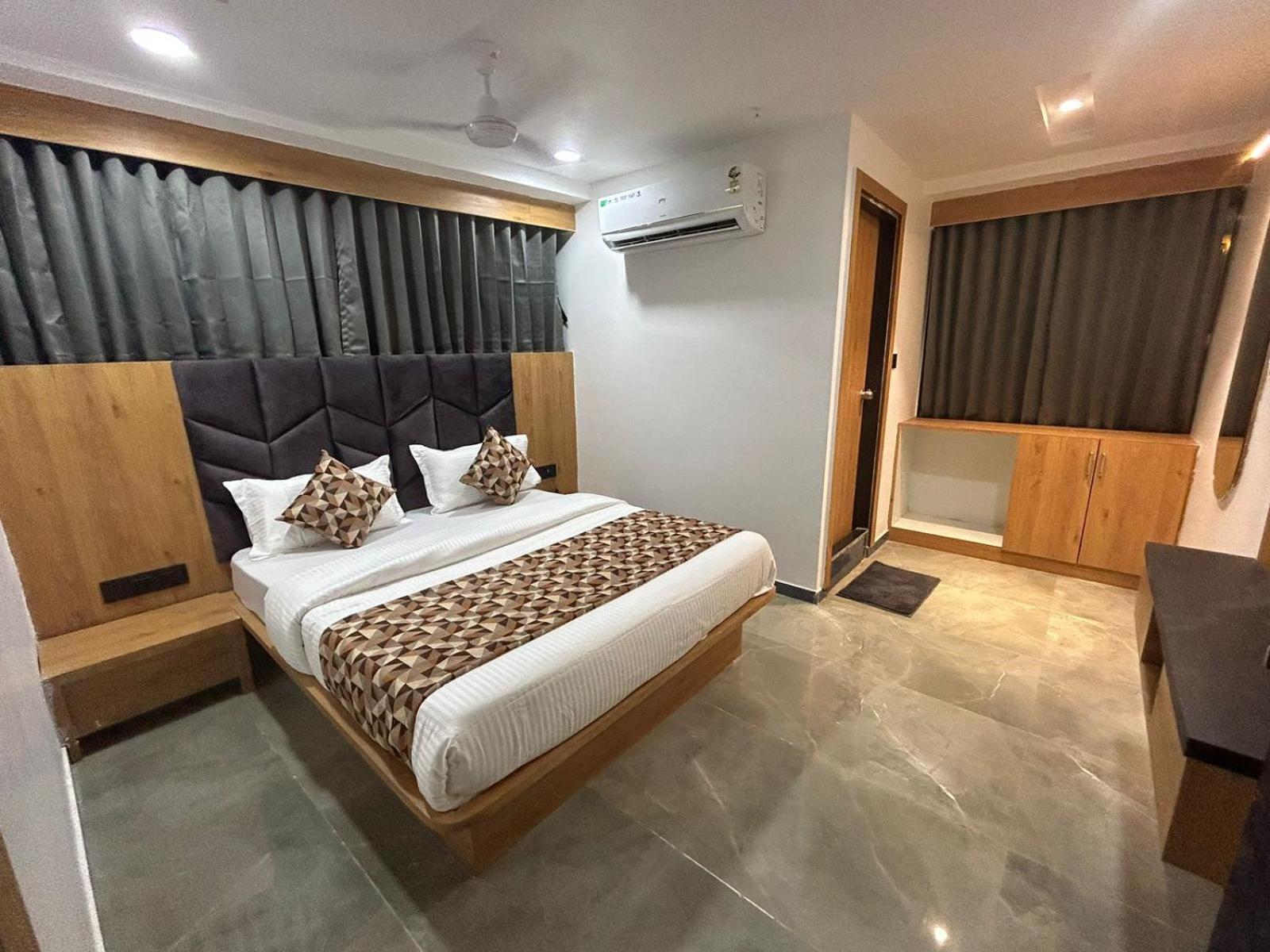 Hotel M Grand Ahmedabad Eksteriør billede