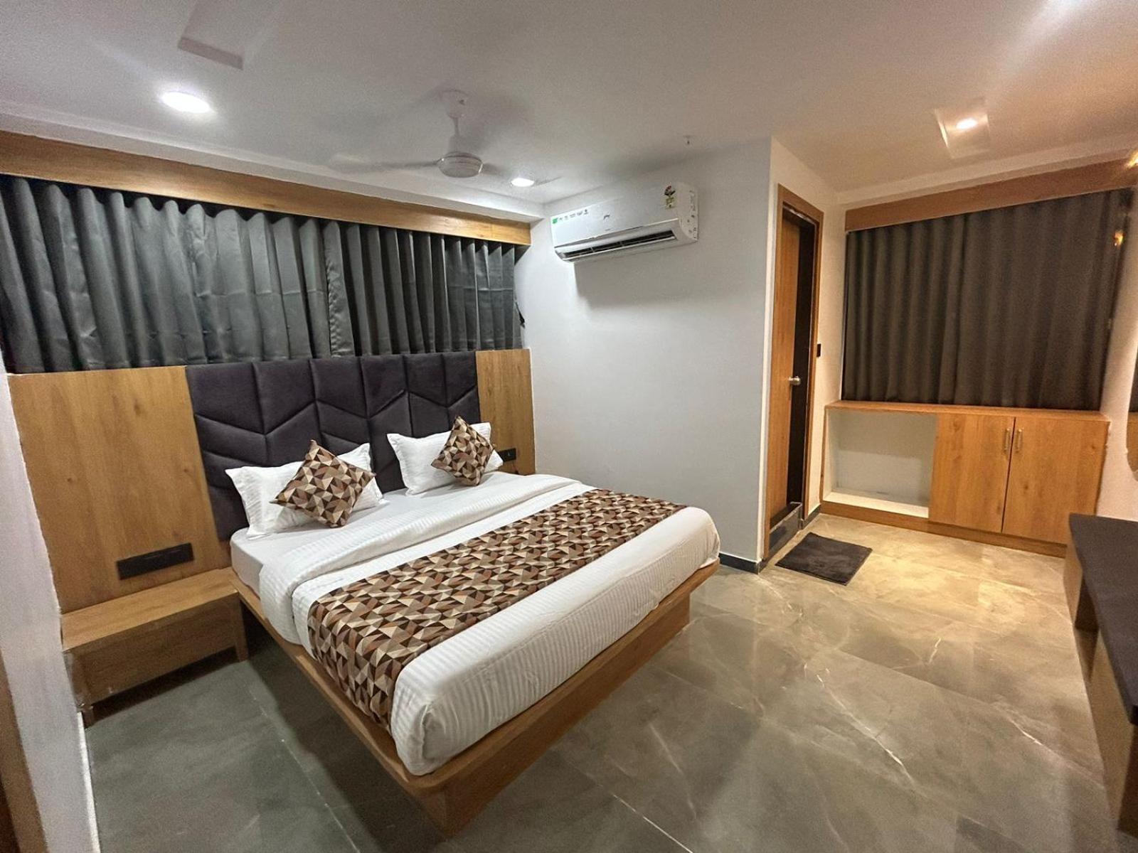 Hotel M Grand Ahmedabad Eksteriør billede