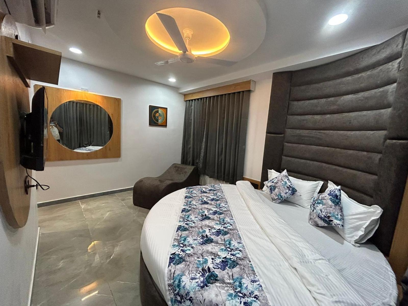 Hotel M Grand Ahmedabad Eksteriør billede